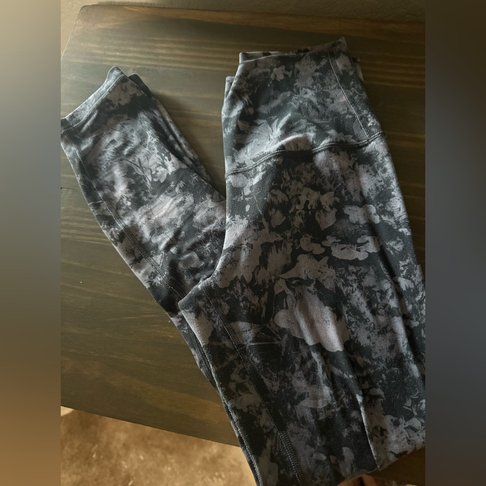 Lululemon capri Gray Floral Leggings size 4